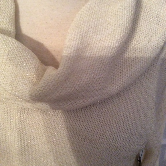 Pretty sweater/poncho - Picture 5 of 6